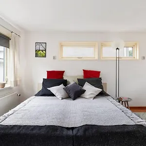 Authentic Dutch Houseboat In Zuid Amsterdam